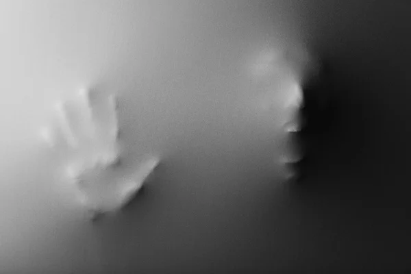 Кричащие человеческое лицо с рукой нажатием через ткань в качестве фона ужаса — стоковое фото