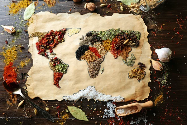 Karta över världen från olika sorters kryddor på trä bakgrund — Stockfoto