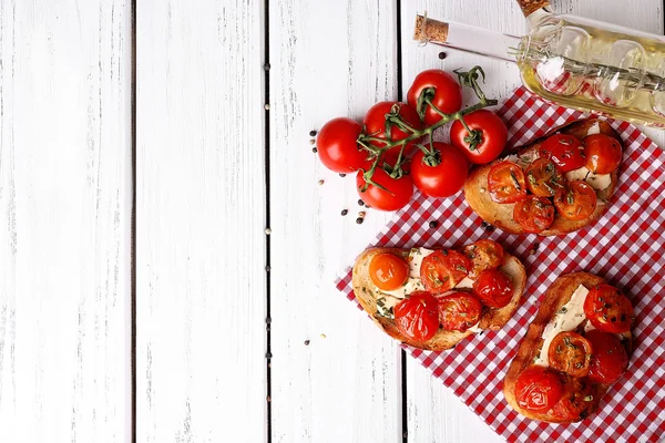 Rebanadas de pan tostado blanco con mantequilla y tomates enlatados sobre fondo de madera —  Fotos de Stock