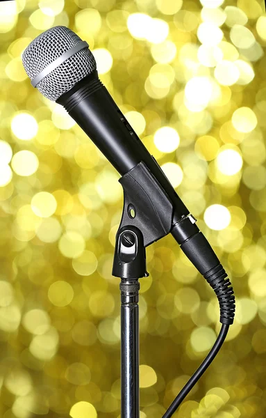 Microfono su stand su sfondo dorato — Foto Stock