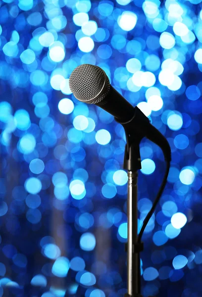 Microphone sur pied sur fond bleu — Photo