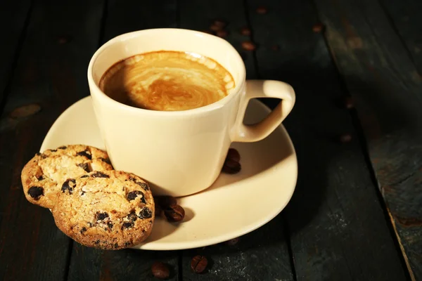 Fincan kahve ve ahşap zemin üzerine lezzetli Kurabiye — Stok fotoğraf