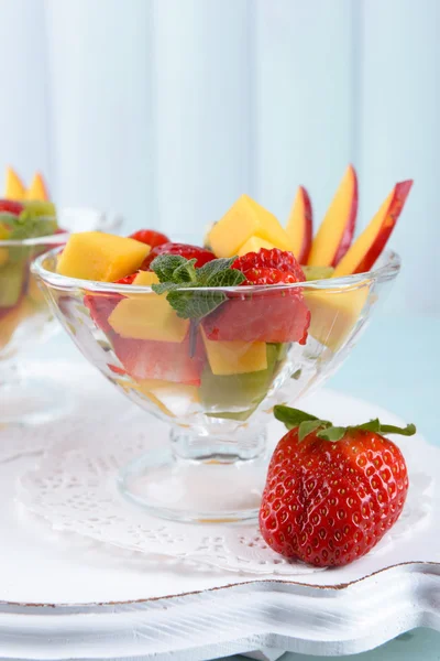 Obstsalat mit Minze im Glas auf Holztisch und Brettern Hintergrund — Stockfoto