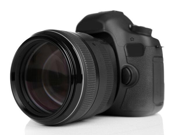 Цифровая фотокамера на белом
