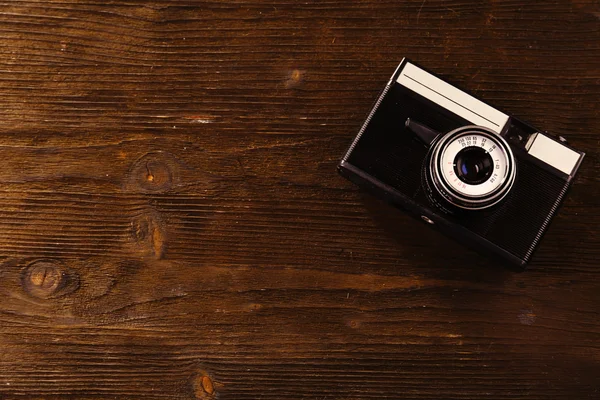 Retro photo camera on wooden background — Stock Photo, Image
