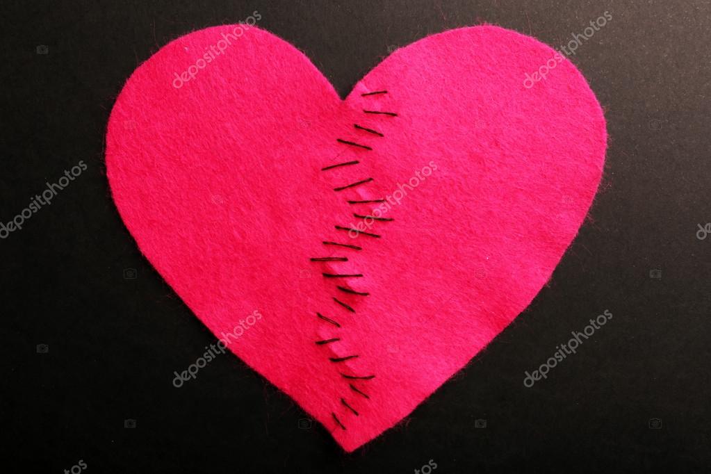 Gebrochenes Herz Aus Zwei Teilen Auf Schwarzem Hintergrund Genaht Stockfotografie Lizenzfreie Fotos C Belchonock 67452917 Depositphotos