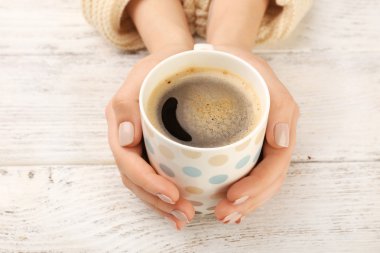 kahve ahşap arka plan üzerinde tutan eller