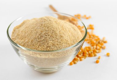 Cam kase un ve Mısır taneleri üzerinde beyaz izole ile