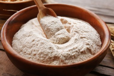 Unu ve tahıl kase ahşap arka plan üzerinde kulakları ile