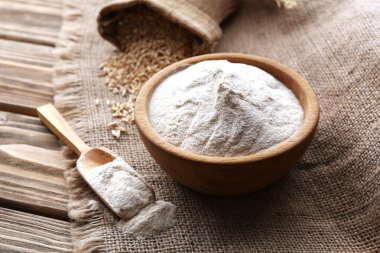 Tahıllar çul arka plan üzerinde çanta ile kase un