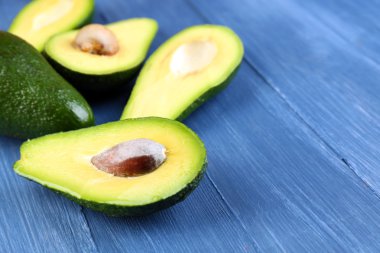 ahşap zemin üzerinde avokado