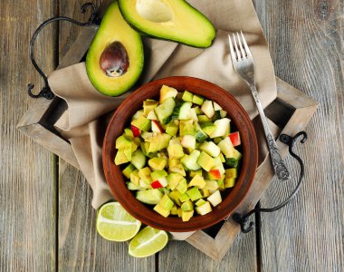 Elma ve kase tepsi tablo üzerinde Avokado salatası yakın çekim