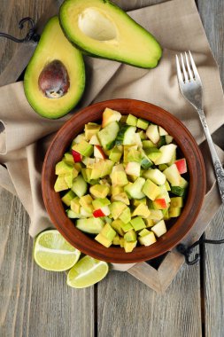 Elma ve kase tepsi tablo üzerinde Avokado salatası yakın çekim