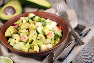 Elma ve kase tepsi tablo üzerinde Avokado salatası yakın çekim