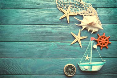 Tekne ve kabukları ahşap arka plan üzerinde güzel deniz kompozisyonu