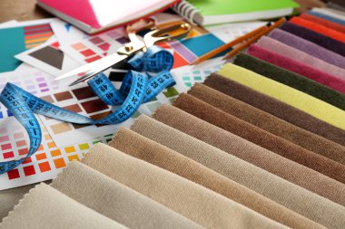 Renkli doku paleti ve ölçüm bandı ile kırıntıları yakından