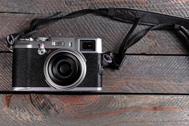 Rustik ahşap plakalar arka plan üzerinde eski retro fotoğraf makinesi