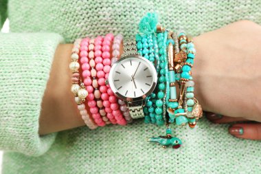 Şık bilezik ve saat el yakın çekim