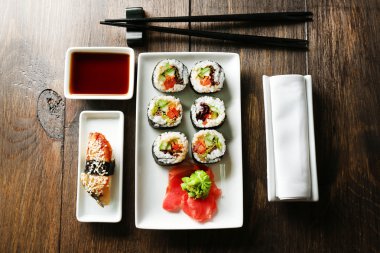 Ahşap arka plan üzerinde plaka üzerinde vejetaryen suşi rulo