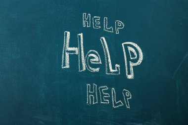 Tahtaya tebeşir ile yazılı yardım