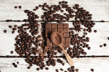 Çikolata, tahıl ve ahşap zemin üzerine baharat ile natürmort