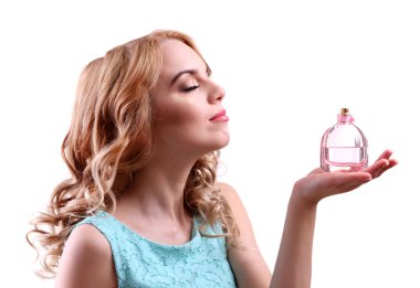 Parfüm şişesi üzerinde beyaz izole olan güzel kadın