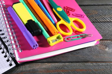 Ahşap masa, closeup üzerinde renkli ileti örneği