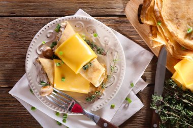 Ahşap masa, üstten görünüm üzerinde Kremalı mantarlı krep