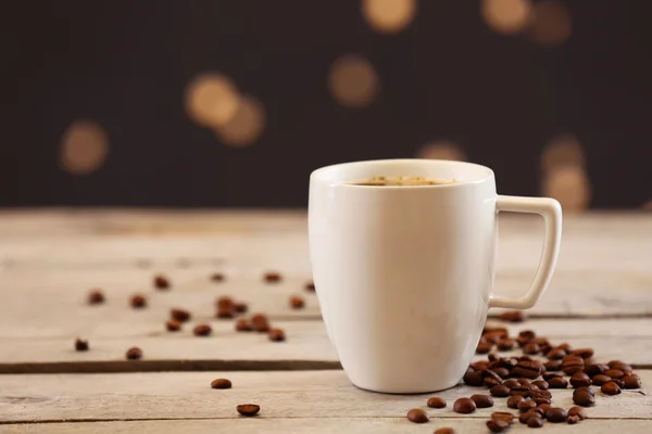 Secangkir kopi di atas meja dengan latar belakang coklat — Stok Foto