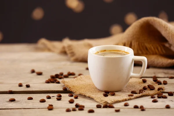 Tazza di caffè sul tavolo su sfondo marrone — Foto Stock