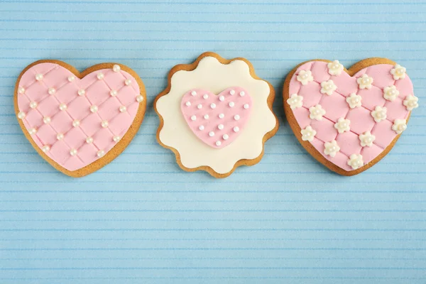 Καρδιά σχήμα cookies για ημέρα του Αγίου Βαλεντίνου σε φόντο χρώμα — Φωτογραφία Αρχείου