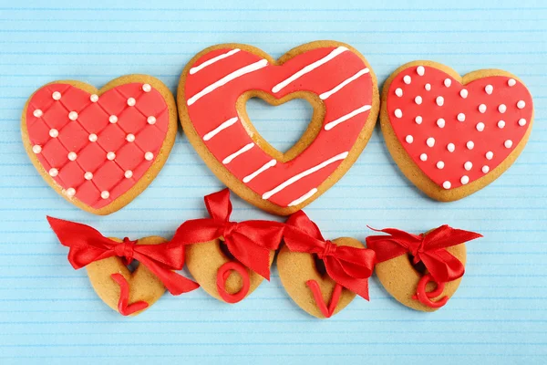 Cookies em forma de coração para o dia dos namorados no fundo da cor — Fotografia de Stock