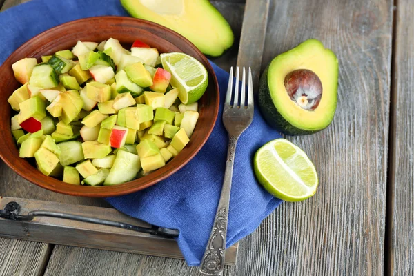 Ensalada con manzana y aguacate en tazón en bandeja sobre mesa de cerca —  Fotos de Stock