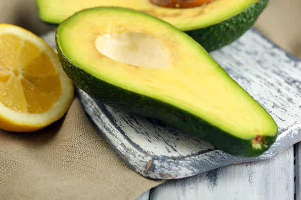 Aguacate con limón en la mesa de cerca —  Fotos de Stock