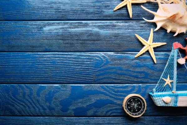 Schöne Meer-Komposition mit Boot und Muscheln auf Holzgrund — Stockfoto
