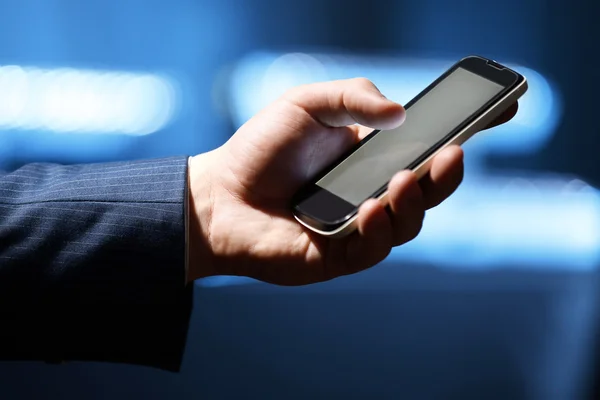 Mannenhand raken scherm telefoon close-up — Stockfoto