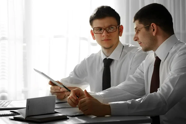 Två stilig affärsmän som arbetar på kontor — Stockfoto