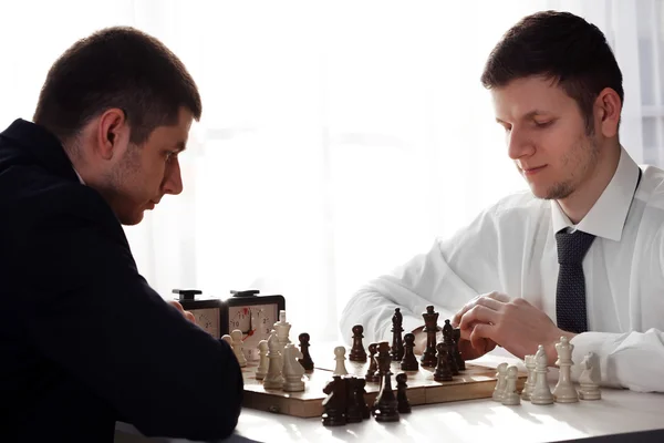 Zwei gutaussehende Geschäftsleute spielen Schach im Büro — Stockfoto