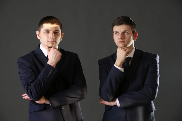 Dos hombres de negocios guapos sobre fondo gris —  Fotos de Stock