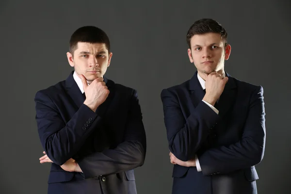 Dos hombres de negocios guapos sobre fondo gris —  Fotos de Stock