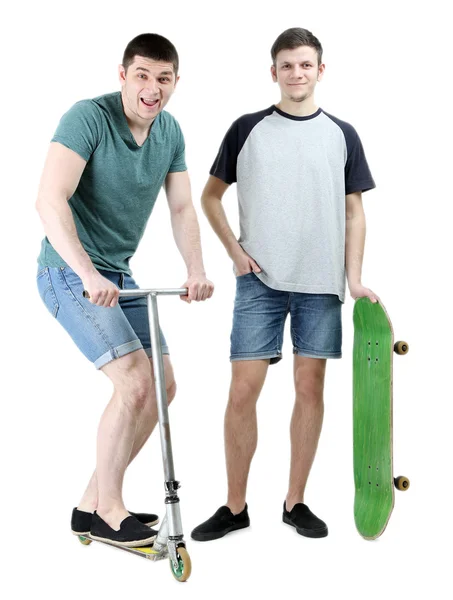 Dos jóvenes guapos con patín y scooter aislados en blanco — Foto de Stock