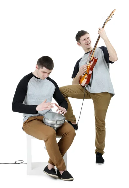 Deux beaux jeunes hommes avec des instruments de musique isolés sur blanc — Photo