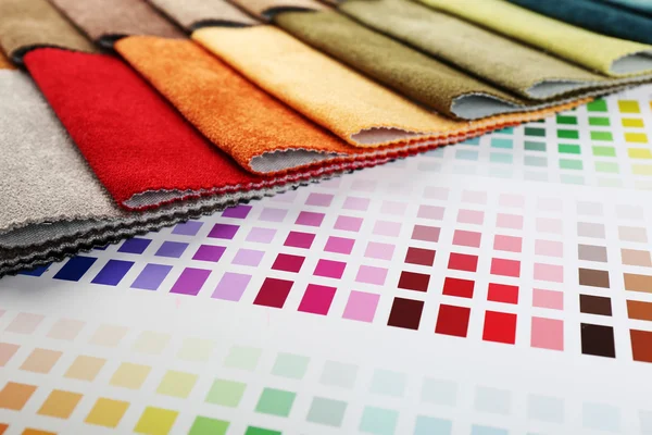 Scraps of colored tissue with palette close up — Stock Photo, Image