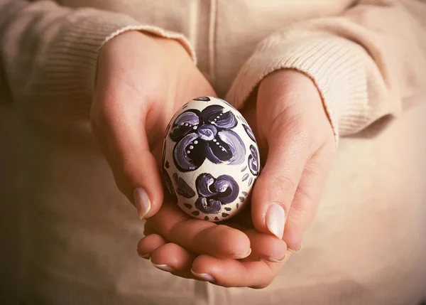 Mujer sosteniendo huevo de Pascua de cerca —  Fotos de Stock