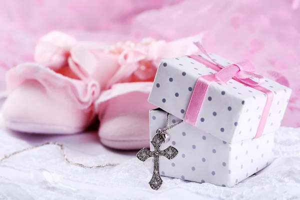 Chaussure bébé et croix pour le baptême — Photo