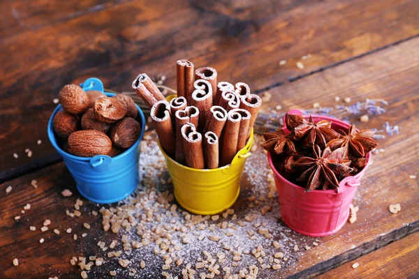 Kryddor med socker och lavendel på träbord bakgrund — Stockfoto