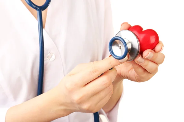 Médico manos con corazón y estetoscopio sobre fondo blanco. primer plano — Foto de Stock