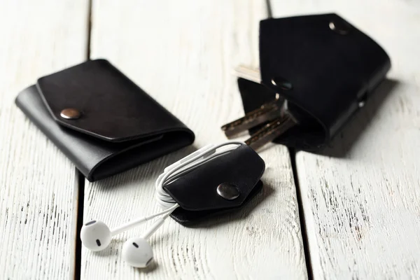 Accesorios hombre de cuero hechos a mano sobre fondo blanco de madera —  Fotos de Stock