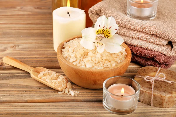 Spa stilleven op houten tafel achtergrond — Stockfoto