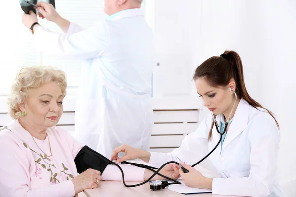 Medici felici e paziente in clinica ospedaliera — Foto Stock